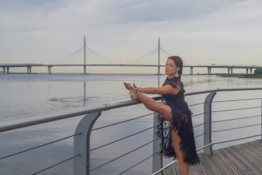 siyah bir elbise dans sahil kız