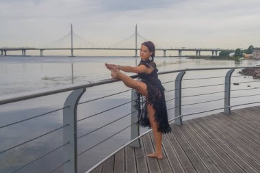 siyah bir elbise dans sahil kız