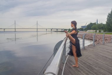 siyah bir elbise dans sahil kız