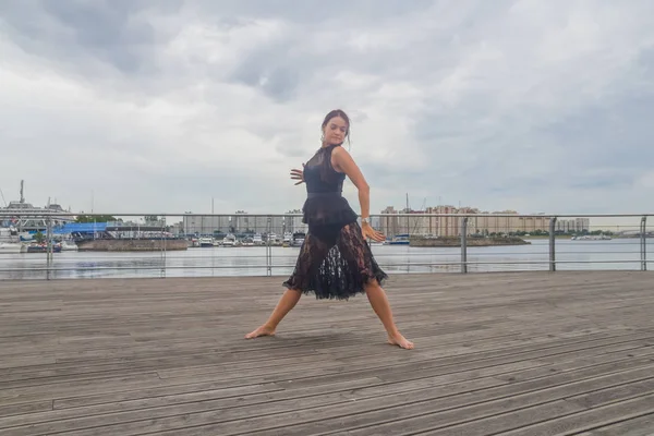 siyah bir elbise dans sahil kız