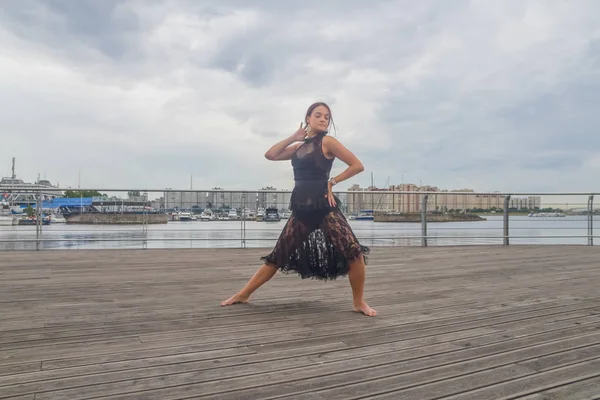 siyah bir elbise dans sahil kız