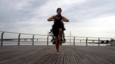 siyah bir elbise dans sahil kız