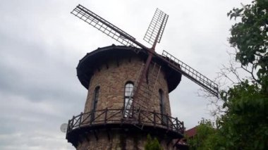 yel değirmeni rüzgar enerjisi bıçakları döner