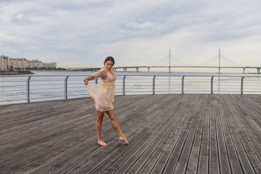 beyaz bir elbise dans sahil kız