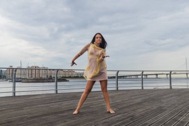 beyaz bir elbise dans sahil kız