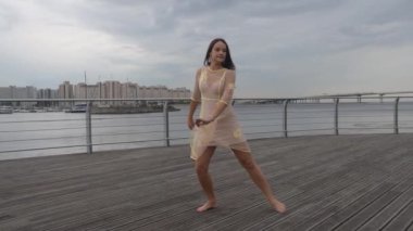 beyaz bir elbise dans sahil kız