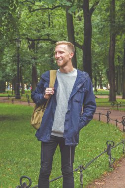 ağaçların arasında bir Parkta sakallı genç adam