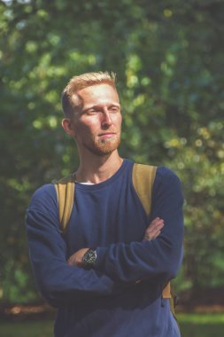 ağaçların arasında bir Parkta sakallı genç adam