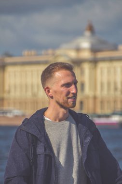 Güneşli bir günde rıhtımda sakallı genç adam