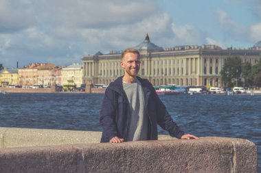 Güneşli bir günde rıhtımda sakallı genç adam