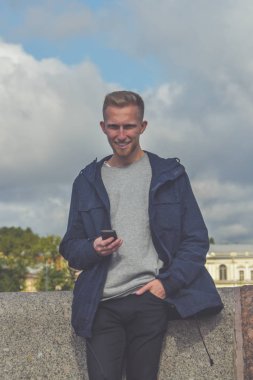 Güneşli bir günde rıhtımda sakallı genç adam