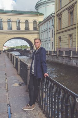 Güneşli bir günde rıhtımda sakallı genç adam