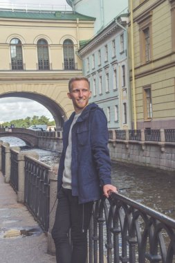 Güneşli bir günde rıhtımda sakallı genç adam