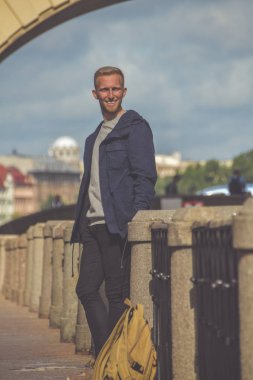 Güneşli bir günde rıhtımda sakallı genç adam