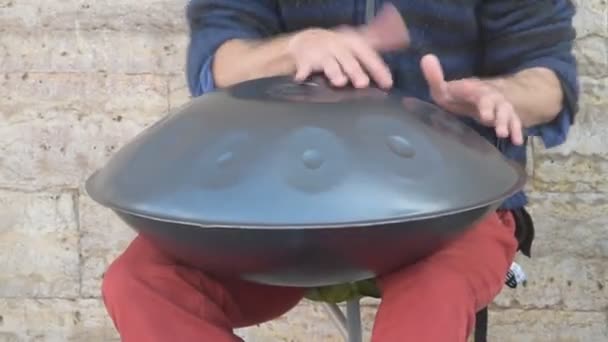 Pouliční hudebník hraje kovový buben — Stock video