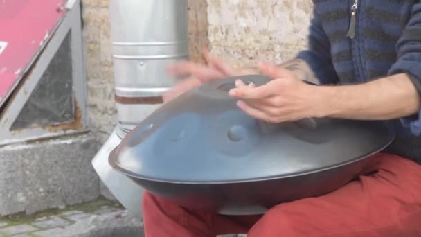 O músico de rua toca um tambor de metal — Vídeo de Stock