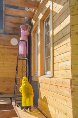 çocuk bir ev fırçadışarı boyar