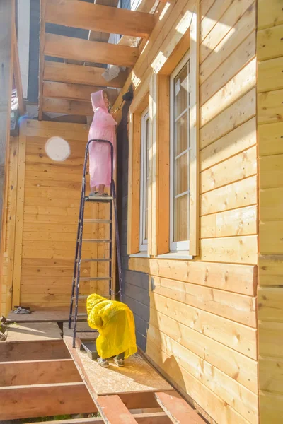 çocuk bir ev fırçadışarı boyar