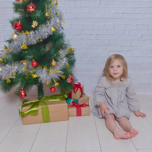 Day with gifts and Christmas tree two girls sisters — Stock Photo, Image