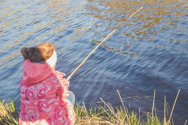 Bambina Piedi Sulla Pesca Bank — Foto Stock