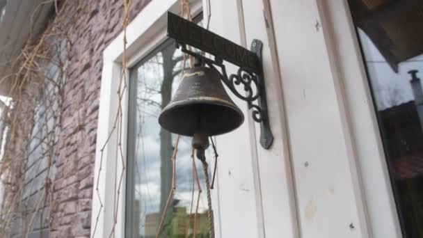 Zvonek s provazem, který zvoní — Stock video