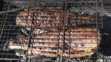 Dışarıdaki kömürde kızarması için ızgarada bir balık.