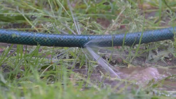 Una tubería con fugas de la que fluye bajo la presión del charco de agua — Vídeo de stock
