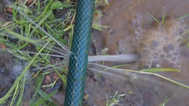 Pipa bocor dari mana mengalir di bawah tekanan genangan air — Stok Video
