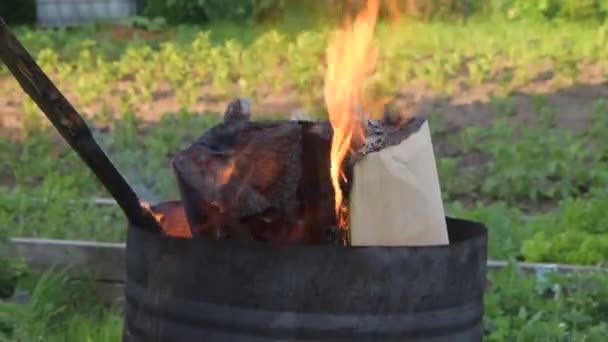 Kovový sud spalují papír a dřevo spaluje uhlí a popílek — Stock video