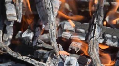 # Ateş kömürleri ızgarada kapanıyor #