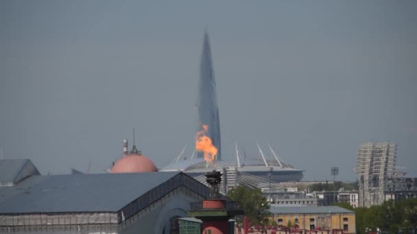 Rusko, Petrohrad, 27. května 2020 - Lakhta centrum mrakodrap v plamenech ze sloupu Rostral — Stock video