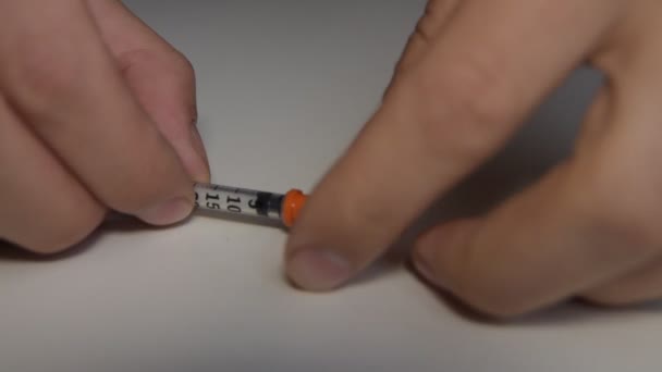 A de la ampolla a la jeringa recogen la vacuna insulina y medicamentos — Vídeos de Stock