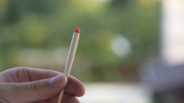 Bir kibrit yakma ve sigara içme