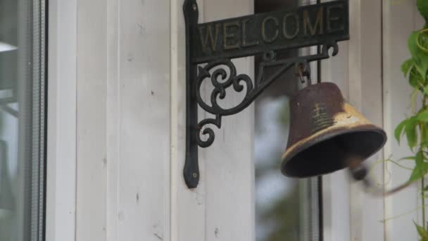 The bell with a rope rings at the door — Stock Video