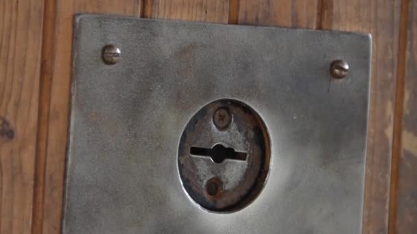 La mano abre las llaves de madera de la puerta cerca — Vídeos de Stock