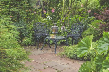 Bahçede rahatlama ve toplantı için mobilyalar var.