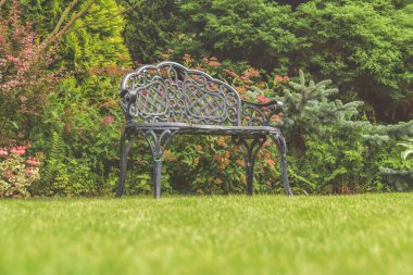 Bahçede rahatlama ve toplantı için mobilyalar var.