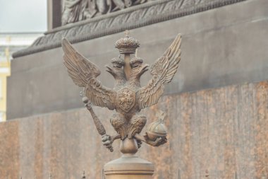 Üç başlı kartal kılıçlı ve Çarlık Rusya 'nın güç sembolü.