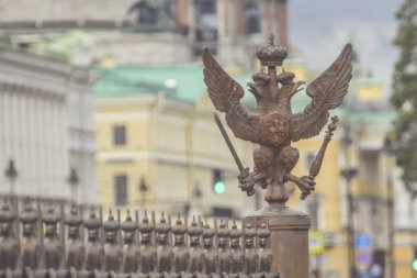 Üç başlı kartal kılıçlı ve Çarlık Rusya 'nın güç sembolü.