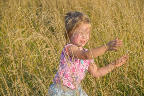 Dia Ensolarado Verão Uma Criança Corre Redor Campo Com Centeio — Fotografia de Stock