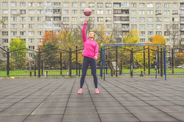 Joven Hermosa Chica Haciendo Ejercicios Deportivos Kettlebell Fitness Fuera —  Fotos de Stock