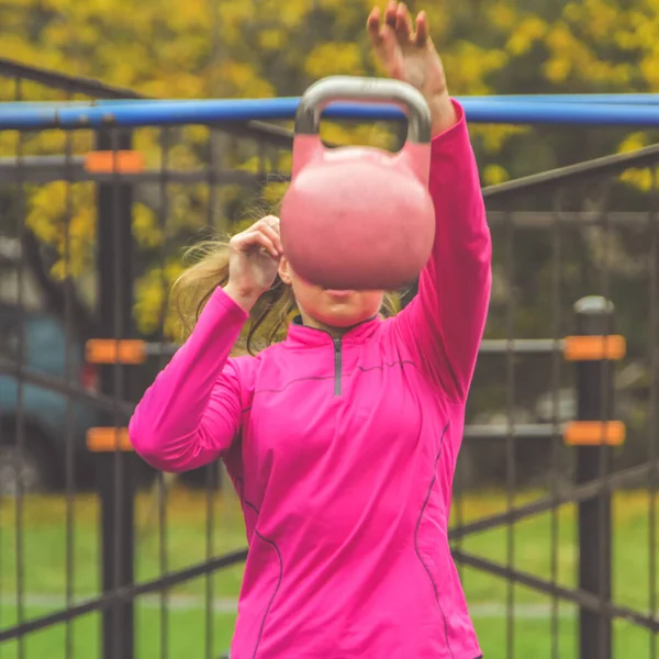 Joven Hermosa Chica Haciendo Ejercicios Deportivos Kettlebell Fitness Fuera —  Fotos de Stock