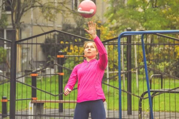 Joven Hermosa Chica Haciendo Ejercicios Deportivos Kettlebell Fitness Fuera —  Fotos de Stock