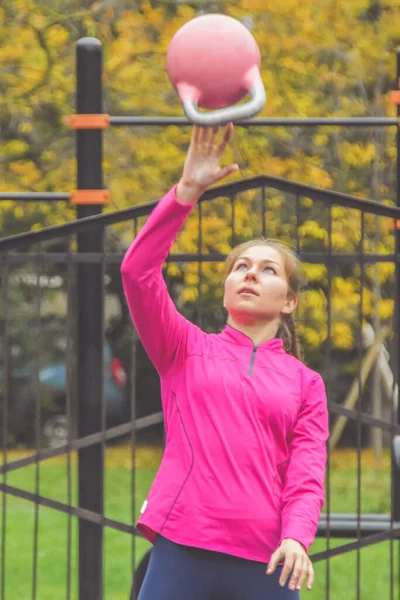 Joven Hermosa Chica Haciendo Ejercicios Deportivos Kettlebell Fitness Fuera —  Fotos de Stock