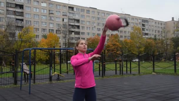Het Jonge Mooie Meisje Doet Sport Oefeningen Kettlebell Fitness Buiten — Stockvideo