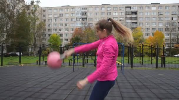 Νεαρό Όμορφο Κορίτσι Κάνει Αθλητικές Ασκήσεις Kettlebell Γυμναστήριο Έξω — Αρχείο Βίντεο