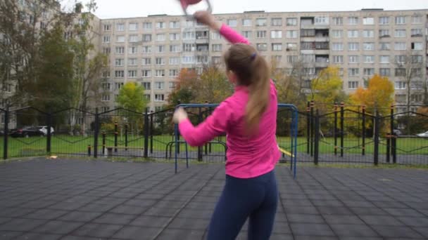 Młoda Piękna Dziewczyna Robi Ćwiczenia Sportowe Kettlebell Fitness Zewnątrz — Wideo stockowe