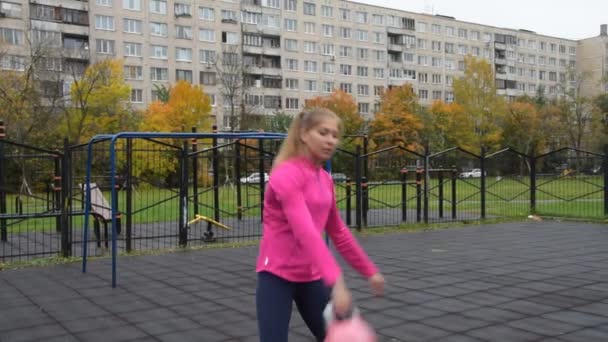 Νεαρό Όμορφο Κορίτσι Κάνει Αθλητικές Ασκήσεις Kettlebell Γυμναστήριο Έξω — Αρχείο Βίντεο