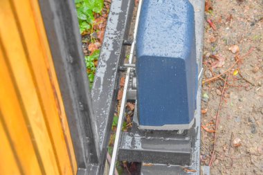 Bahçe grafiğindeki otomatik geçit mekanizması