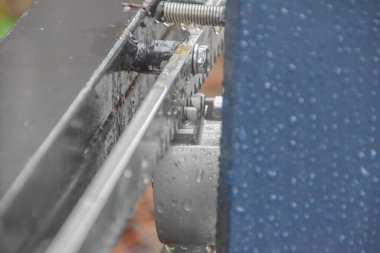 Bahçe grafiğindeki otomatik geçit mekanizması